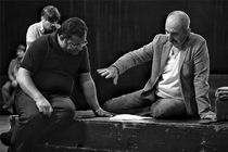 دکتر مصدق به تالار وحدت می‌رود