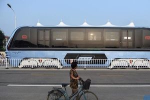 رونمایی از اتوبوسی که ترافیک را دور می‌زند + تصاویر