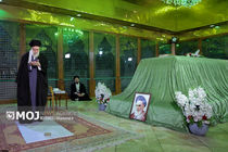 حضور رهبر انقلاب در حرم مطهر حضرت امام خمینی (ره) در آستانه دهه فجر + فیلم