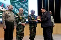 نشان فداکاری ارتش به پنج خانواده شهید اهدا شد