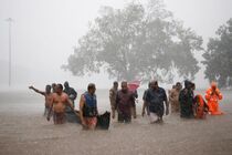 سیل در هندوستان، 100 کشته برجا گذاشته است