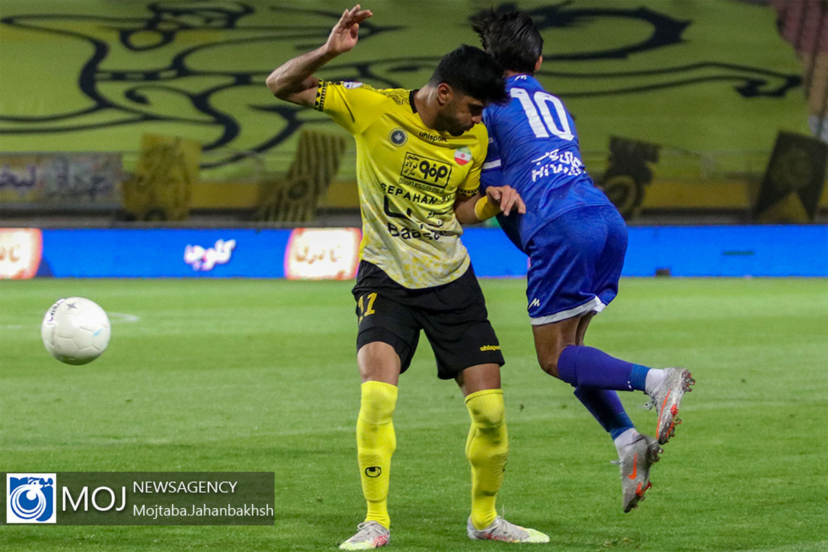 دیدار تیم های فوتبال سپاهان و استقلال تهران - ۲۵ بهمن ۱۳۹۹