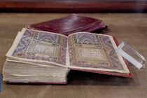 از کتابت قرآن توسط دختر فتعلی شاه قاجار رو‌نمایی شد + فیلم