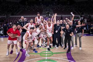 افتخار مانولوپولوس به بازیکنان ایران پس از شکست نیوزیلند