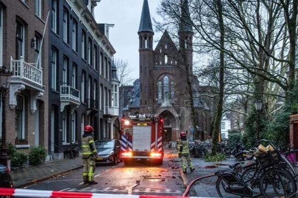 تلفات آتش‌بازی و خشونت خیابانی در آغاز سال نو هلند