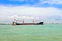 کشتی‌ کانتینری به گِل نشسته در لنگرگاه بندرعباس شناورسازی شد