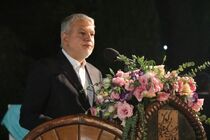 می‌کوشم حافظیه چون نگینی در دنیا بدرخشد