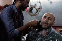 نگاه خیره مصائب سیل و آوارگی را به نمایش می گذارد