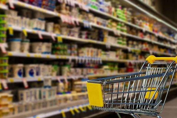 دولت برای تأمین معیشت مردم اگر لازم است باید از بودجه پروژه‌های عمرانی کم کند