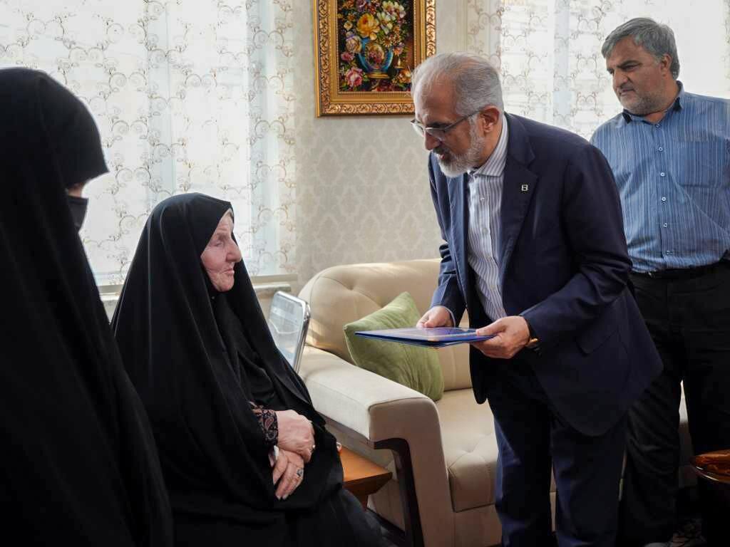 ادای احترام مدیرعامل بانک مسکن به مقام شامخ سپهبد شهید پاکپور