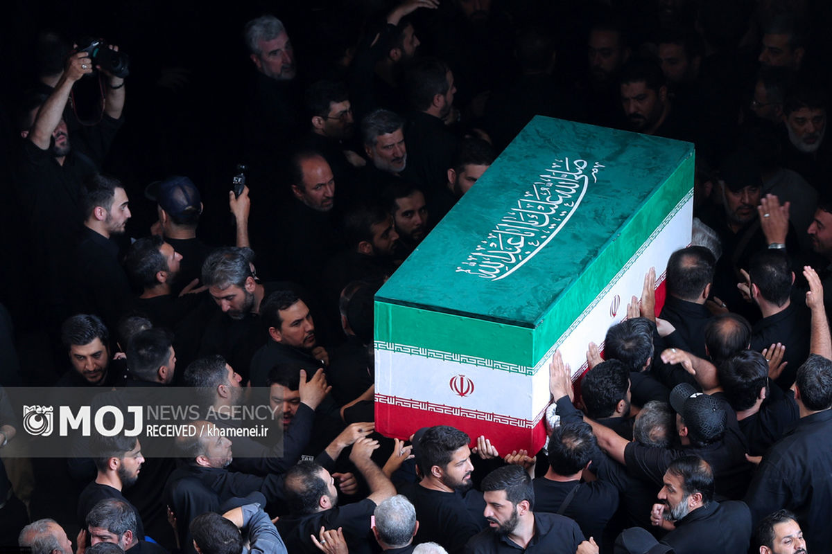 اقامه نماز بر پیکر رهبر شهید انقلاب با حضور جمعی از مسئولان، کارگزاران نظام