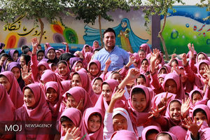 تجهیز کتابخانه مدرسه زینبیه با همراهی احسان حدادی