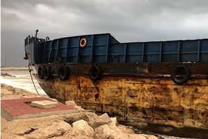 به گل نشستن یک فروند بارج در ساحل بندرعباس به دلیل شرایط نامساعد جوی