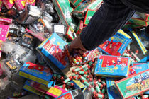 کشف بیش از 140 هزار عدد مواد محترقه در مشهد