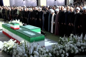 فیلم کامل اقامه نماز بر پیکر مطهر مجاهد شهید امام خامنه‌ای و خانواده ایشان + فیلم