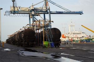 نخستین کشتی حامل مواد سوختی وارد بندر امیرآباد شد