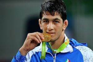 یزدانی و رحیمی مدال‌های‌شان را به آستان قدس رضوی اهدا کردند