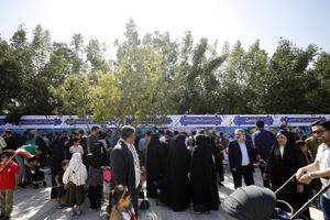 برگزاری میز خدمت سازمان منطقه آزاد کیش با استقبال گسترده مردمی + فیلم