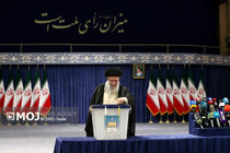 رهبر انقلاب رای خود را در اولین دقایق آغاز رای گیری به صندوق ۱۱۰ انداختند
