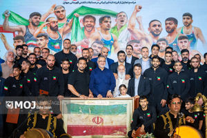 آزادی قدیمی‌ترین زندانی خانم و ۸ زندانی دیگر با مساعدت قهرمانان کشتی + فیلم