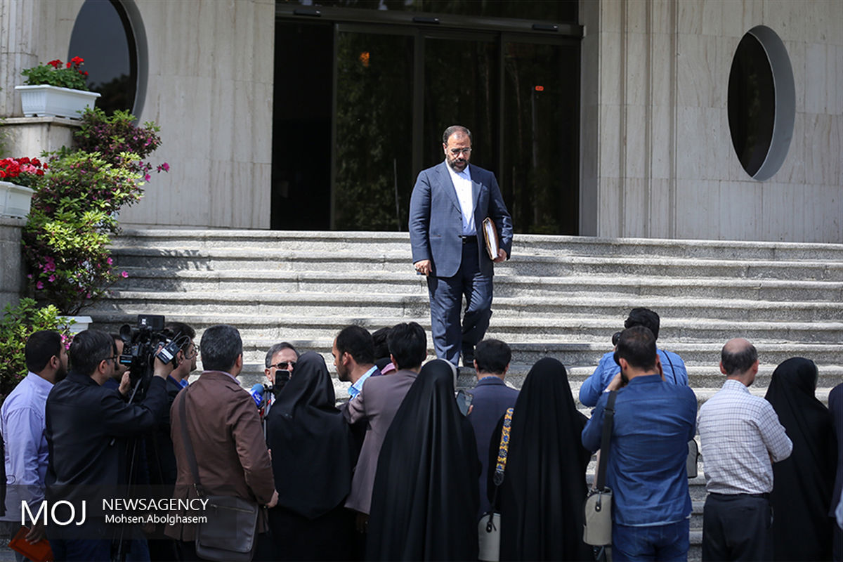 حاشیه جلسه هیات دولت/حسینعلی امیری معاون پارلمانی رییس جمهوری