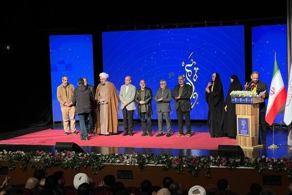 نشان «معروف» به داریوش ارجمند اهدا شد