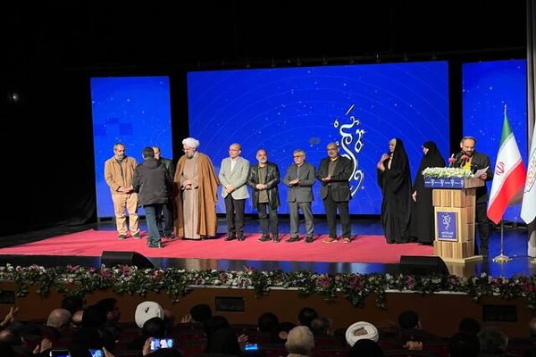 نشان «معروف» به داریوش ارجمند اهدا شد