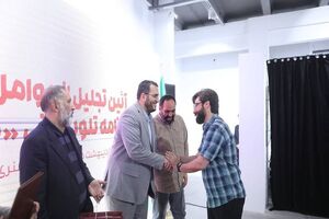 عوامل برنامه تلویزیونی «دو نقطه» در حوزه هنری مورد تجلیل قرار گرفتند