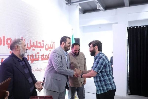 عوامل برنامه تلویزیونی «دو نقطه» در حوزه هنری مورد تجلیل قرار گرفتند