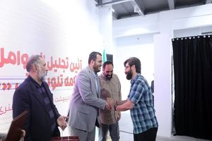 عوامل برنامه تلویزیونی «دو نقطه» در حوزه هنری مورد تجلیل قرار گرفتند