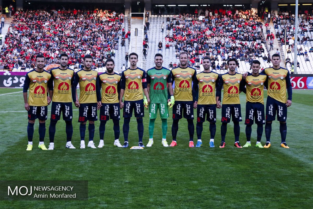 دیدار تیم های فوتبال پرسپولیس و نفت تهران