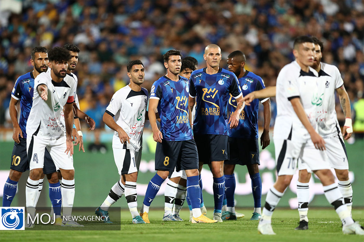 دیدار تیم‌ های فوتبال استقلال و پیکان