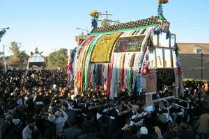 اجرای آیین نخل گردانی همراه با تعزیه خوانی در گناباد