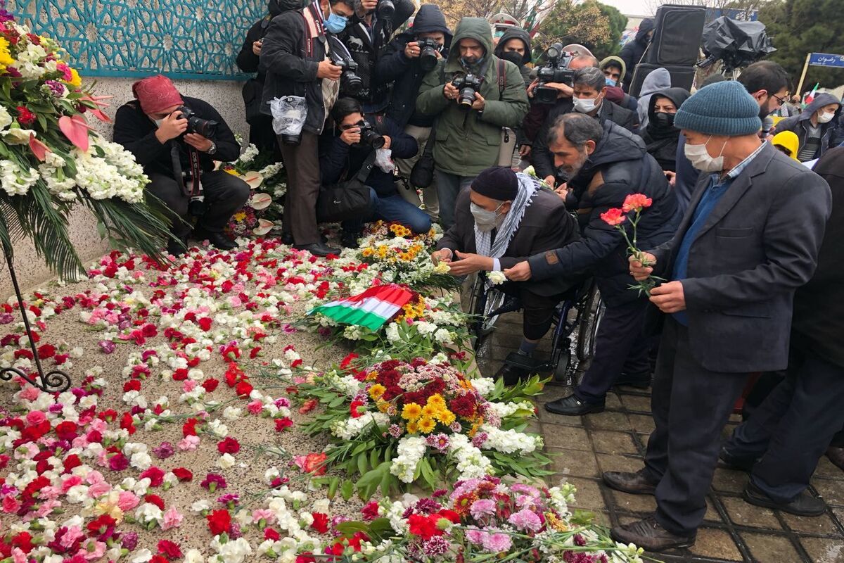 جایگاه جلوس امام خمینی (ره) در بهشت زهرا گلباران شد