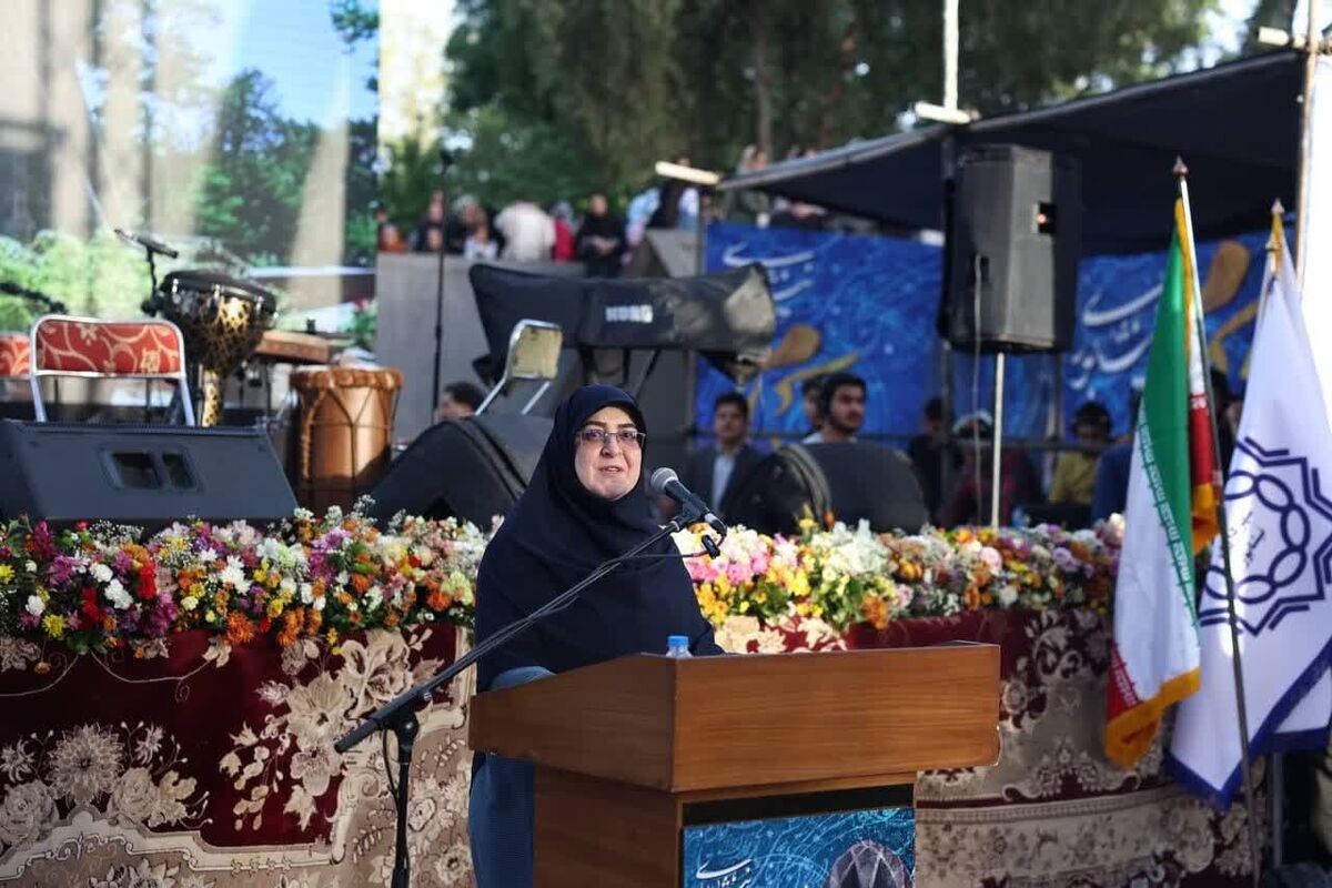 فاطمه مهاجرانی در آرامگاه خیام