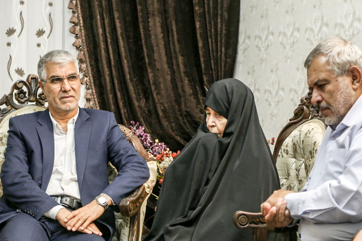 استاندار فارس در دیدار خانواده سه شهید و چهار جانباز دفاع مقدس