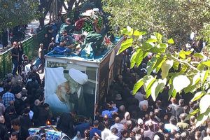 نماز بر پیکر آیت الله ناصری در پل بزرگمهر اصفهان اقامه شد