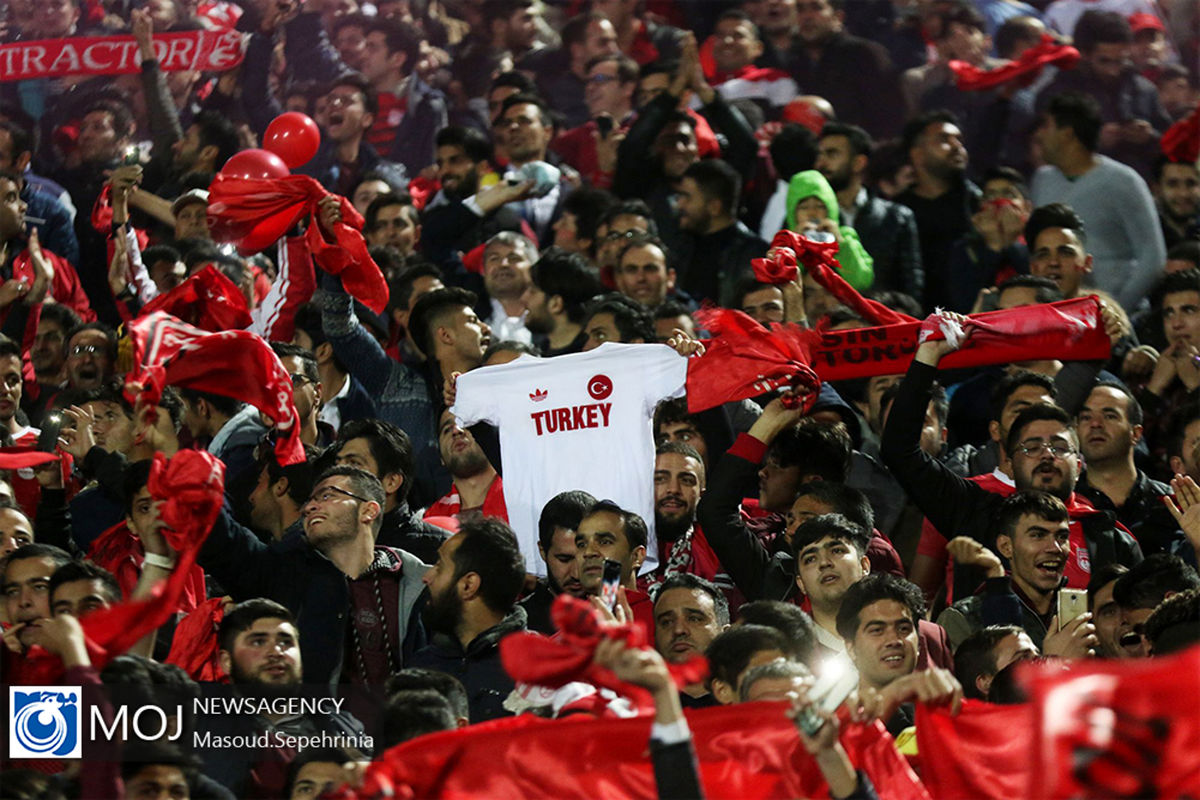 دیدار تیم های فوتبال تراکتور و استقلال 