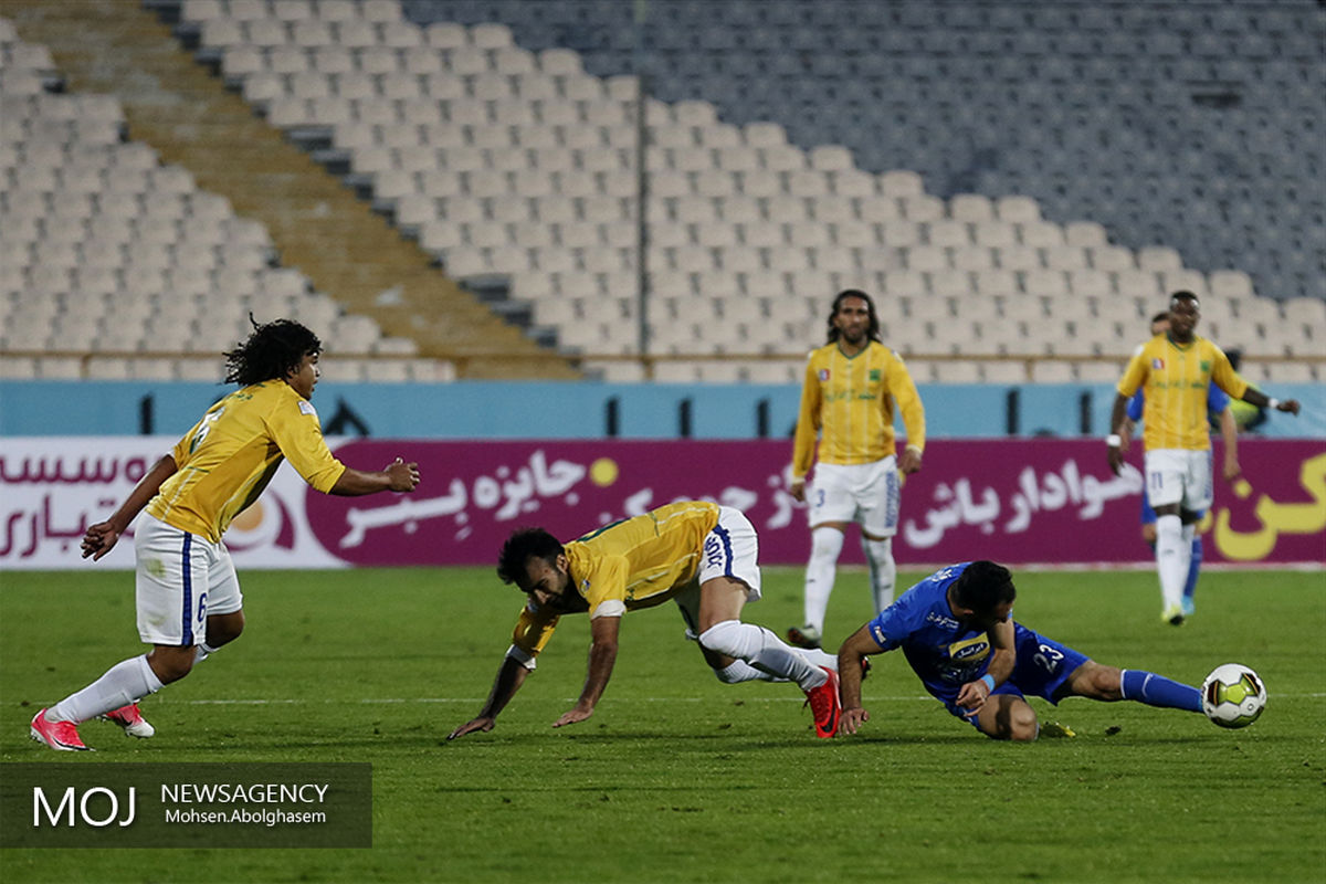 دیدار تیم های فوتبال استقلال تهران و صنعت نفت آبادان