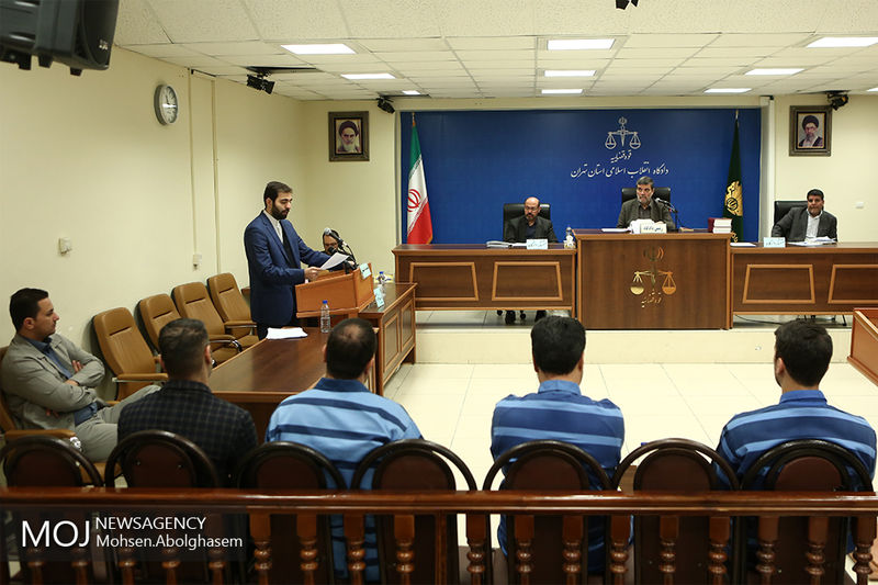 متهم ردیف اول: هیچ کدام از اتهامات را قبول ندارم و اصلا تخلفی نکرده ام/به بازپرس، دادسرا و بانک مرکزی هرچه دلت خواست گفتی، به شما اجازه توهین داده نمیشود