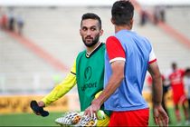 صادقیان با مچ‌بند مخصوص مقابل استقلال بازی می‌کند