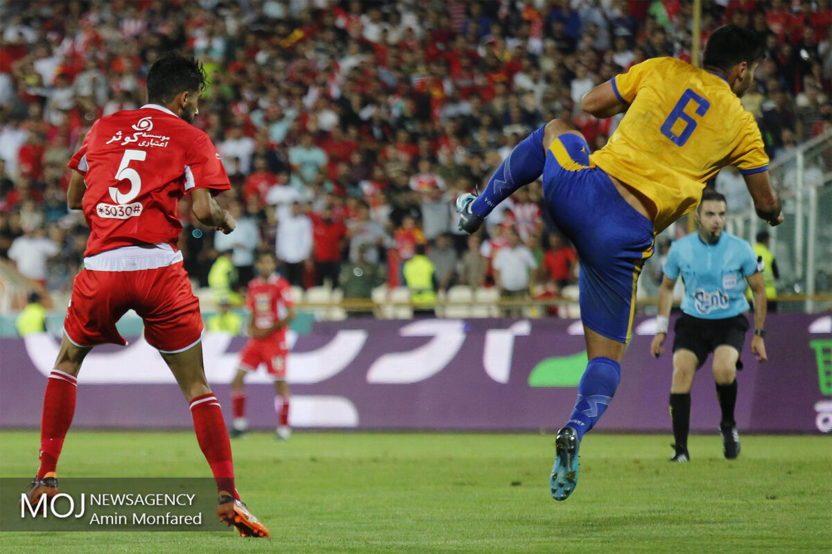 دیدار تیم های فوتبال پرسپولیس و نفت مسجد سلیمان