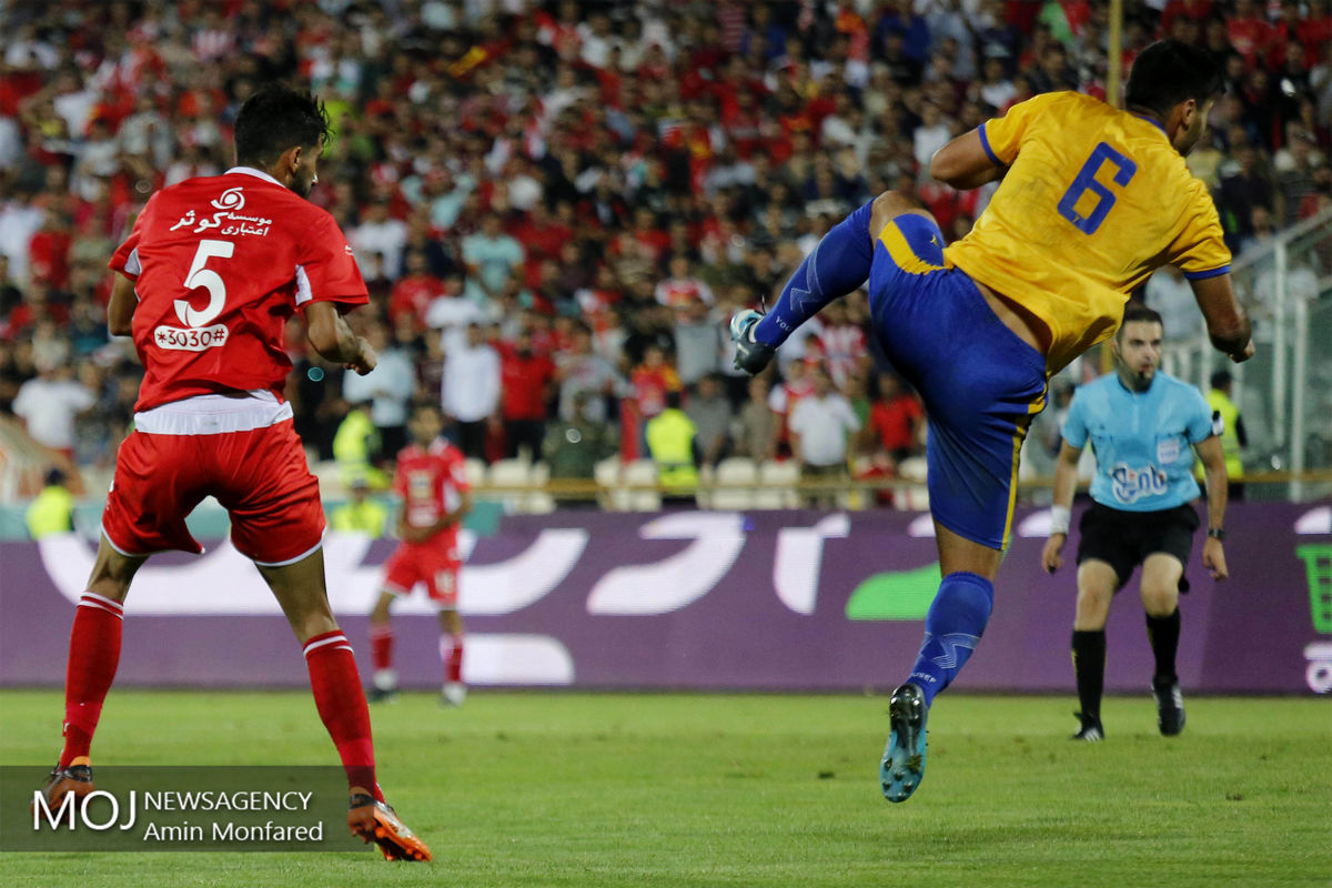 دیدار تیم های فوتبال پرسپولیس و نفت مسجد سلیمان