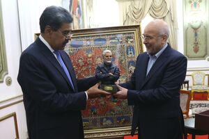 رئیس مجلس هدیه خانواده شهید سلیمانی را به رئیس جمهور ونزوئلا رساند