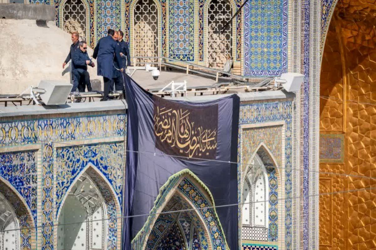 تعویض کتیبه حرم امام رضا(ع)