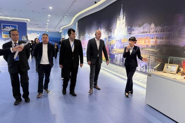 وزیر ورزش و جوانان از موزه شهر یخی و پیشرفت‌ در ورزش‌های زمستانی بازدید کرد