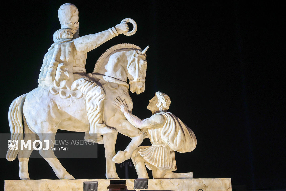 رونمایی از مجسمه «زانو زنندگان برابر ایران»