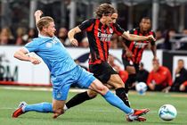 میلان با شکست ناپولی صدر جدول سری‌آ را تصاحب کرد