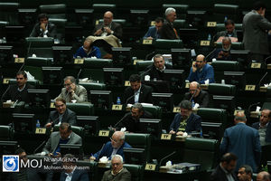 عملکرد فعلی دولت و مجلس مردم را بی اعتماد کرده است