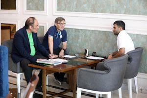  سرمربی تیم امید با دستیار ایتالیایی امیر قلعه‌نویی جلسه گذاشت